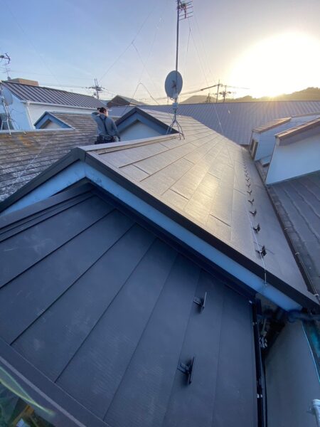 京都市山科区にて屋根修理＜スレートからスーパーガルテクトへのカバー工法＞の施工後写真